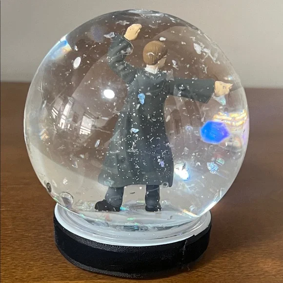 HARRY POTTER Wizard Snow Globe - Picture 4 of 11